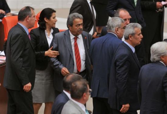 <p>ŞUAY ALPAY (Elâzığ) - Hiçbir insanlık değeri yok mu sende? </p>  <p>KAMER GENÇ (Devamla) - Ne demişim? Yani, o zaman Osmanlı Devleti'ndeki kadınların     sahip olduğu statüye sahip olacaktınız. Bunu niye size şey ediyor? </p>  <p>ŞUAY ALPAY (Elâzığ) - Hiç mi insanlık değerin yok senin, hiç mi insanlık değerin     yok? </p>