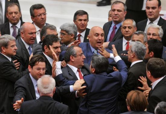 <p>BAŞKAN - Teşekkür ederim Sayın Genç. </p>  <p>Sayın Genç, lütfen… </p>  <p>(AK Parti Tokat Milletvekili Zeyid Aslan'ın kürsüye doğru yürümesi) </p>  <p>ZEYİD ASLAN (Tokat) - Sen konuşma! </p>  <p>KAMER GENÇ (Devamla) - Sen hiç buraya gelme! (AK PARTİ ve CHP sıralarından     gürültüler) </p>