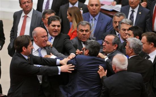 <p>ZEYİD ASLAN (Tokat) - Senin ana.. s..! </p>  <p>(AK PARTİ ve CHP milletvekillerinin kürsü önünde birbirlerinin üzerine yürümesi)   </p>  <p>MUHAMMET RIZA YALÇINKAYA (Bartın) - Ayıp, ayıp! </p>  <p>BAŞKAN - Sayın milletvekilleri, lütfen… Sayın milletvekilleri</p>