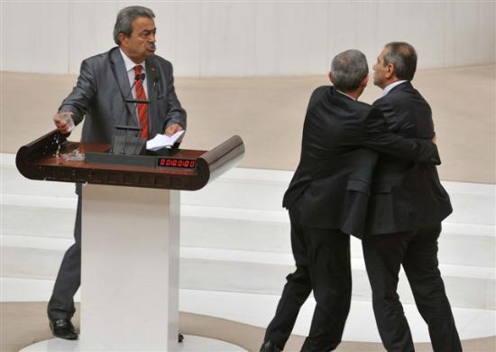 <p>KAMER GENÇ (Devamla) - Sen bir otur yerine! </p>  <p>RAMAZAN CAN (Kırıkkale) - Otur yerine! </p>  <p>KAMER GENÇ (Devamla) - Hayır, şimdi sen otur da, sen otur! </p>  <p>BAŞKAN - Sayın milletvekilleri, lütfen… Lütfen… </p>  <p>RAMAZAN CAN (Kırıkkale) - Otur yerine! </p>  <p>KAMER GENÇ (Devamla) - Sen otur sen! Sen otur yerine! </p>  <p>MUHARREM İNCE (Yalova) - Niye ortamı geriyorsunuz? </p>