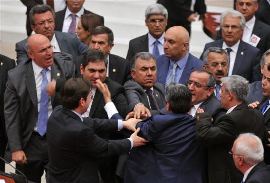 <p>MUHAMMET RIZA YALÇINKAYA (Bartın) - Dinleyin, dinleyin! </p>  <p>ZEYİD ASLAN (Tokat) - O.. çocuğu! P.. kurusu! P.. kurusu! Satılık k..! Şere..!   </p>  <p>(Tunceli Milletvekili Kamer Genç'in kürsüdeki su bardağını fırlatması) </p>