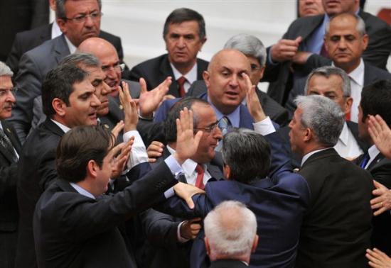 <p>BAŞKAN - Sayın milletvekilleri, lütfen! </p>  <p>ZEYİD ASLAN (Tokat) - Senin a.. koyarım! Senin am.. koyacağım. Soytarı, köpek,     şerefsiz! </p>