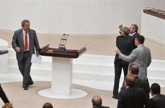 <p>BAŞKAN - Sayın milletvekilleri, lütfen… </p>  <p>KAMER GENÇ (Devamla) - Şimdi, burada benim söylediğim, bir tarihî gerçeği kabul     etmektir. </p>  <p>ŞUAY ALPAY (Elâzığ) - Hiçbir insanlık değerin yok senin, hiçbir insanlık değerin     yok! </p>  <p>BÜLENT TURAN (İstanbul) - İnsan mısın sen? (AK PARTİ ve CHP sıralarından gürültüler)   </p>  <p>BAŞKAN - Sayın milletvekilleri, lütfen… </p>  <p>KAMER GENÇ  - Şimdi, yoksa ki, ben Fatma Şahin'e herhangi bir hakaret     yapmam</P>