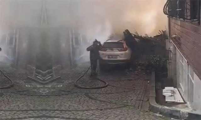 Yangın nedeniyle oluşan yoğun duman, İstanbul Boğazı'nın iki yakasından da görüldü.