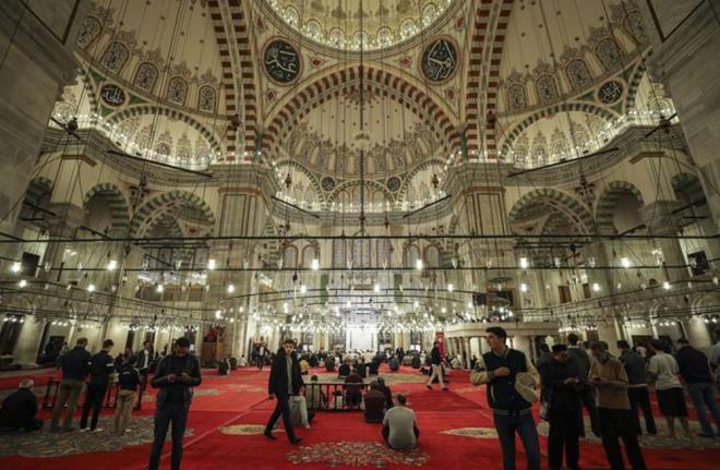 REGAİB KANDİLİ ANLAM VE ÖNEMİ    Regaip kandili bilhassa 18. asırda, tekke ve zaviyelerde gösterişli törenlerle kutlanmış, tasavvuf ehli olan şairlerce bu gece için "regâibiye" denilen şiirler yazılmıştır. Regâib gecelerinde dua etmek, tevbe ve istiğfarda bulunmak, bu geceyi kutsal kabul ederek çeşitli ibâdetlerle geçirmek, genel olarak alimler arasında kabul görmüştür. Regaibin diğer kandillerden farklı oluşu hem Recep ayında bulunması hem de Cuma gecesi oluşudur.