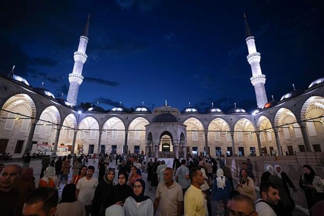 İslam dünyası için büyük öneme sahip üç aylardan recep ayının ilk perşembe gününü cumaya bağlayan gece idrak edilen Regaip Kandili, "rahmet ve bereket gecesi" olarak kabul ediliyor.    Sözlükte "kendisine rağbet edilen şey, bol ve değerli bağış" anlamına gelen regaip, hadis ve fıkıh literatüründe ise "bol sevap, mükafat, faziletli amel" anlamlarında kullanılıyor.