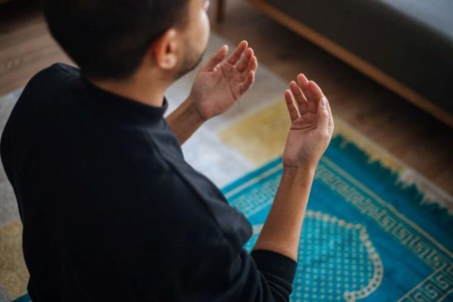 Ayrıca Recep ayının hususiyetlerinden birisi de Regaib Kandili ve Mirac Kandili olarak bilinen iki kandilin bu ayda bulunmasındandır. Bu günler ve geceler, kendimizi denetleme ve değerlendirme bakımından önemlidir. Regâib kelimesi Kur'an'da "Regaib" şeklinde geçmemektedir. Ancak "reğabe"den türemiş olan çeşitli kelimeler, Kur'ân'da sekiz yerde geçmekte ve "reğabe"nin ifâde ettiği mana için kullanılmaktadır.