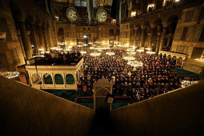 REGAİB KANDİLİ NE ZAMAN?    Diyanet İşleri Başkanlığı?nın yayımladığı 2025?2026 dini günler takvimine göre yılın ilk kandili olan Regaib Kandili, 25 Aralık 2025 Perşembe gecesi idrak edilecek.