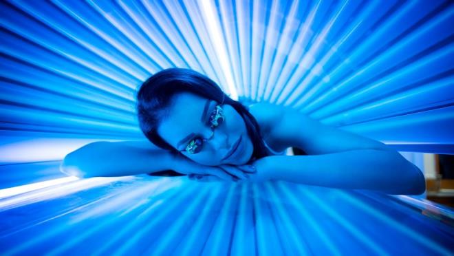Solaryumlar, güneşi taklit eden yoğun UV ışınları yayarak cildi bronzlaştırsa da, DNA hasarına yol açarak kansere davetiye çıkarıyor.    İngiltere Kanser Araştırmaları Kurumu, solaryum kullanımının güneşte yatmaktan daha güvenli olmadığını belirterek, ?Güvenli bronzlaşma diye bir şey yok? uyarısında bulunuyor.