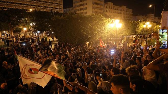 Tunus    Mağrib Sumud Kafilesi'nin çağrısıyla başkent Tunus?un merkezinde yer alan Habib Burgiba Caddesi'nde toplanan göstericiler, İsrail?in Küresel Sumud Filosuna saldırısını protesto etti.    Tunus?tan filoya katılan aktivistlerin sesli mesajlarının paylaşıldığı gösteride, Filistin ve Tunus bayrakları açıldı.    Gösteride konuşan Mağrip Sumud Konvoyu üyesi Cevahir Şenne, İsrail?in filoya yönelik saldırılarının kendilerini yıldıramayacağını, filonun yoluna devam edeceğini söyledi.