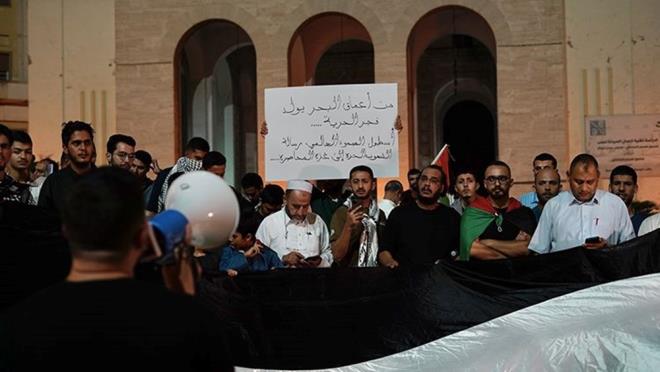 Libya    Trablus'taki Cezayir Meydanı'nda toplanan çok sayıda Libyalı, Filistin ve Libya bayrakları taşıyarak İsrail'i protesto eden sloganlar attı.    Göstericiler, "Denizin derinliklerinden özgürlük sabahı doğacak" ve "Küresel Sumud Filosu özgür halkların abluka altındaki Gazze'ye mesajı'" yazılı dövizler taşıdı.    Libya'dan Ömer Muhtar gemisi de Filoda yer alıyor    Ömer Muhtar gemisi 22 Eylül'de, İsrail ablukasını kırmak ve insani yardım ulaştırmak amacıyla Trablus'tan yola çıkmış, 30 Eylül'de de Akdeniz'de Küresel Sumud Filosuna dahil olmuştu.    Ömer Muhtar gemisinin sosyal medya hesabından bir saat önce yapılan açıklamada, İsrail botlarının geminin yakınında olduğu ancak henüz gemiye baskın yapılmadığı belirtilmişti.