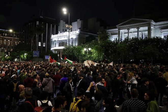 Meksika    Saldırıya tepki gösteren binlerce kişi, Meksika'nın başkenti Meksiko ve Uruguay'ın başkenti Montevideo'da bir araya geldi.    Meksiko'da Dışişleri Bakanlığı binası önünde toplanan göstericiler, Meksika vatandaşları dahil olmak üzere İsrail tarafından alıkonulan filonun tüm üyelerinin bırakılması için çağrı yaptı.    URUGUAY   Montevideo'da ise Filistin'in özgürlüğü için sloganlar atan göstericiler, İsrail Başbakanı Binyamin Netanyahu'nun hapse atılmasını talep eden pankartlar taşıdı.    ARJANTİN     Başkent Buenos Aires'te ellerinde Filistin bayrakları taşıyan yüzlerce kişi, yürüyüş düzenleyerek İsrail'in saldırısını kınadı.    Göstericiler, Filistin halkıyla dayanışma mesajı verirken, İsrail'in Gazze'de sürdürdüğü saldırıların durdurulmasını talep etti.    Eyleme çok sayıda insan hakları temsilcisi, sendika ve sol gruplar destek verdi.