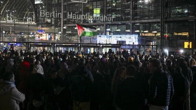 İsrail?in, insani yardım ulaştırmak üzere Gazze?ye yol alan Küresel Sumud Filosu?na saldırısının ardından birçok ülkede dayanışma gösterileri düzenlendi.    Berlin ana tren istasyonunda toplanan yaklaşık 300 kişi, Küresel Sumud Filosu ile dayanışma mesajları verdi.    İsrail güçlerinin Küresel Sumud Filosu'na düzenlediği saldırıyı protesto eden göstericiler, İsrail aleyhine sloganlar attı.