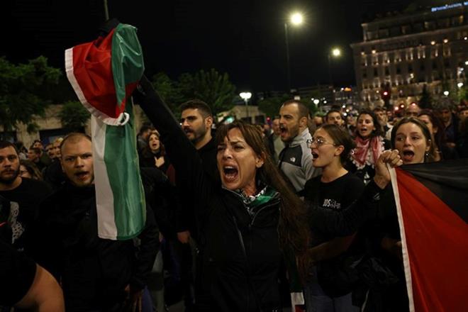 Yorgos, "Hükümetimiz tamamen ilgisiz. Birkaç gün önce gemilere insansız hava araçları ile saldırı da oldu ama bizim hükümetimiz herhangi bir yorum bile yapmadı." dedi.    Kadın eylemci Nota ise Yunanistan'daki genel grev nedeniyle toplu taşıma imkanının bulunmamasına rağmen yaklaşık 1500 kişinin eyleme katıldığına dikkati çekerek, şunları söyledi:    "Filomuza müdahale yapılmasına hazırlıklıydık. Haberi yaklaşık 1 saat önce alır almaz bulduğumuz tüm imkanlarla yola çıktık. Ulaşımımız da dayanışma içinde oldu. Zira bugün grev vardı. Filoya yardım etmek, Dışişleri Bakanlığına işini yapması için baskı yapmak üzere öğrencilerle, işçilerle buraya geldik."    İsrail'in uluslararası baskıdan korkmaya başladığına ilişkin inancını dile getiren Nota, "Filistin meselesi artık uluslararası bir haber konusu. Filistin halkı özgürlüğüne kavuşana kadar da böyle olmaya devam edecek." diye konuştu.