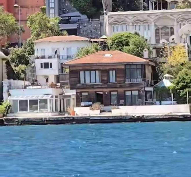 Daha önce yalı nedeniyle ailesiyle sorun yaşadığını söyleyen Reha Muhtar, çocuklarının annesi olan Deniz Uğur'dan da şikayetçi olmuştu. Şimdi ise o yalıyı dudak uçuklatan fiyata satışa koydu.