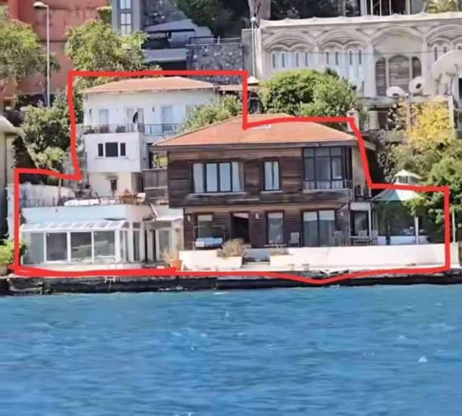 Muhtar?ın 2000 yılında 4,5 milyon dolara satın aldığı yalı, eşsiz manzarası ve geniş kullanım alanlarıyla biliniyor. İçinde özel iskele, yüksek tavanlı salonlar ve geniş bahçe alanı bulunan yapı, İstanbul Boğazı?nın en prestijli gayrimenkullerinden biri olarak değerlendiriliyor.