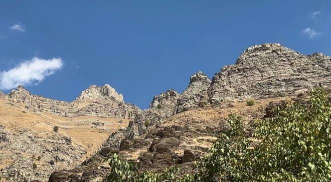 Hakkari'nin eşsiz doğal güzelliklerinden biri olan Ceylanlı köyündeki bu dağ, kendine has yapısıyla bölgenin ilgi çeken noktalarından biri olarak öne çıkıyor.