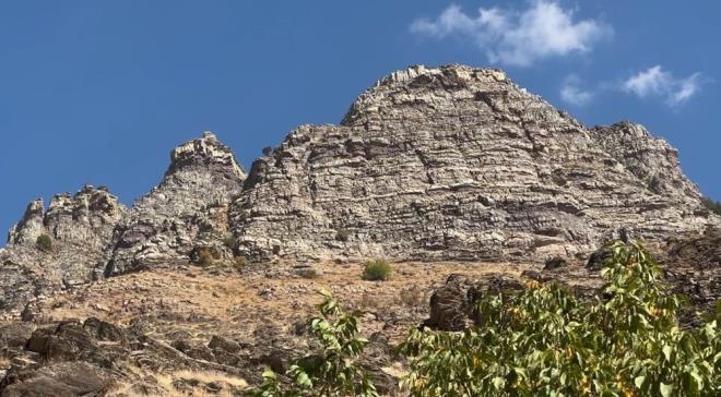 Kent merkezine yaklaşık 70 kilometre uzaklıktaki Ceylanlı köyünde yer alan ve uzaktan bakıldığında kaleyi andıran dağ, dikkatleri üzerine çekiyor.