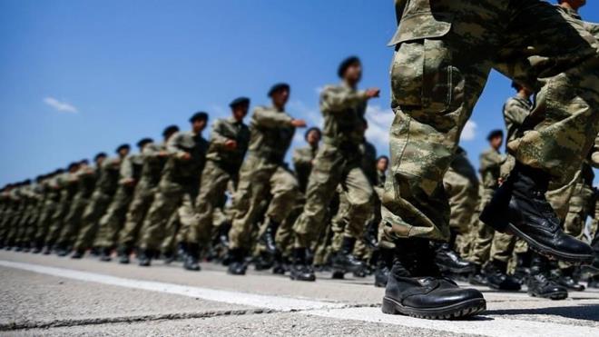 <h2 class="gallery-item-title">BEDELLİ ASKERLİK ÜCRETİ NASIL HESAPLANIR?</h2>                <p>Hazine ve Maliye Bakanlığının 07 Temmuz 2025 tarihli ve "Mali ve Sosyal Haklar" konulu Genelgesi ile 01 Temmuz - 31 Aralık 2025 dönemi için Memur Aylık Katsayısı 1,170211 olarak açıklanmıştır. Bu kapsamda;<br><br>Bedelli Askerlik Bedel Tutarı: 240.000 x 1,170211 (memur aylık katsayısı) =280.850,64 TL<br><br>Ek Bedel Tutarı (Aylık) : 3.500 x 1,170211 x 1 =4.095,74 TL (Yoklama Kaçağı/Bakayalar için) üzerinden uygulanıyor.</p>