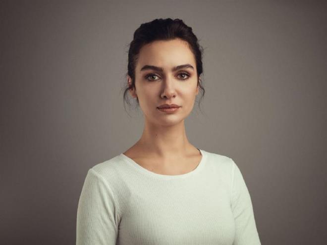 "Değerli ve sevgili halam Arzu Akalay Ernak'ı kaybettik. Çok erken yaşta aramızdan ayrılan bu güzel kadına hayatıma tüm kattıkları için teşekkür ediyorum. Huzurla uyu" sözleriyle duyurdu.