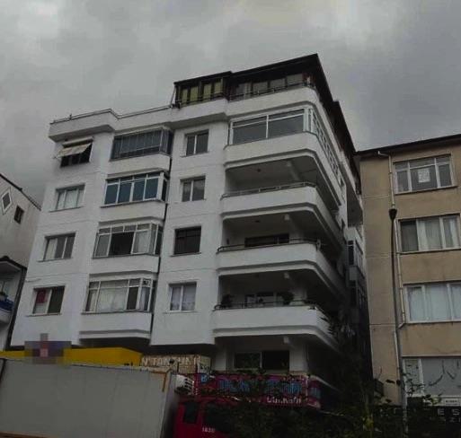 "DENGE PROBLEMİ VARDI"  <p>  Bazen kameranın takılı olduğu kabloyu soketi çıkartır ya da kahve yapacakları zaman yine kameranın bağlı olduğu fişi çekip kahve makinesini bağlarlar. Bu nedenle zaman zaman kameranın kayıt almadığı olur, annem bu hususu hiç umursamaz, annem duşa gireceği zaman açık görüntülerinin olmaması amacıyla da kameraların fişini çekerdi. Annemin denge problemi vardı, özellikle beli kırıldığı bir dönem olmuştu, ondan sonra annem öne eğilerek yürümeye başlamıştı. Özellikle alkol aldığında normalde kullandığı gözlüğü kullanmaz ve daha hızlı yürür, bu da dengesini kaybetmesine neden olur. Annemin benim önümde de daha önce dengesini kaybedip düştüğü olmuştu. Hatta bir keresinde düştüğünde annemi hastaneye götürmüştük. Kamera kaydında annemin neye 'O ne lan' dediğini tam bilmiyorum, ancak annem sarhoş olduğunda 'Bizimkiler, hazır mıyız, okey miyiz' der ya da argo kelimeler kullanır, biz annemin sarhoş olduğunu böyle anlarız. Benim bu olaya ilişkin şüpheli bulduğum hiçbir husus yoktur, kardeşimin ya da Sultan'ın annemle hiçbir husumetleri bulunmamaktadır."