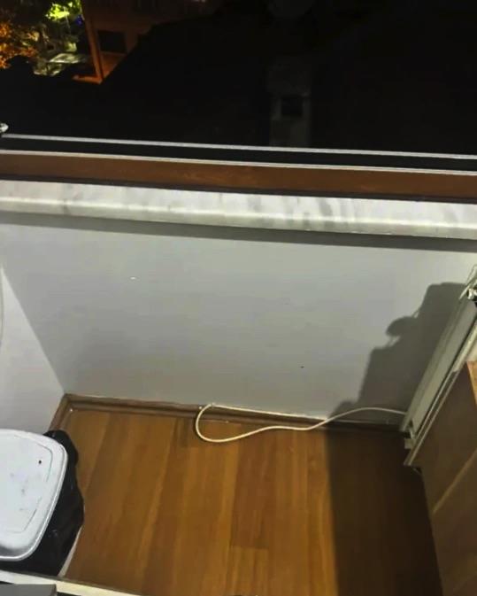 "SOSYAL MEDYADAKİ İDDİALAR ASILSIZDIR"<p>    Hastaneye vardığımda telefonumu görevlilere verdim, 'Görüntüleri buradan alabilirsiniz' dedim. Annemin husumetlisi yoktur, Tuyan'la da hiçbir problemi yoktur. Sultan'ı annem ve Tuyan'dan çok dinledim, kendisiyle bu olay öncesinde yalnızca bir kere yüz yüze denk geldim diye hatırlıyorum, ikisinin de annemle bir problemi yoktur, sosyal medyada çıkan iddialar tamamen asılsızdır. Çiğdem ablayla annemin arası gayet iyidir, kişisel hiçbir husumetleri yoktur, Çiğdem abla annemin yakın arkadaşıdır, bir süredir ticari ilişkilerini kesmişlerdi ancak annem yine ona bir şeyler danışırdı. Annem ile Çiğdem ablanın ilişkisi öyledir, zaman zaman birbirlerini engellerler, birbirlerine tatlı trip yaparlar. Çiğdem ablanın salonuyla annemin yatak odası pencereleri yan yanadır, ancak evin dışı demirle örülü olup korkuluk bulunmaktadır. Korkuluğu Çiğdem abladan önce oturan evin sahibi yaptırmıştı, iki evin arasında geçiş mümkün değildir.