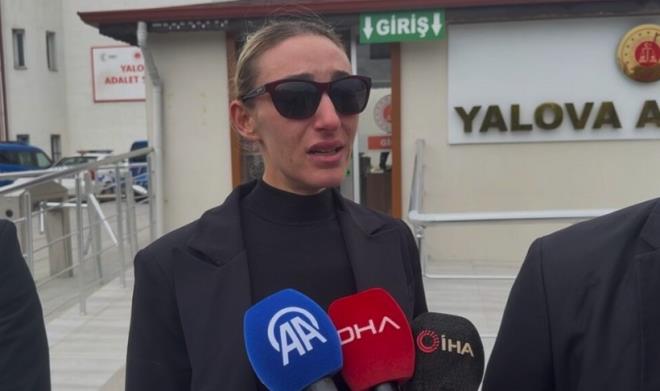 "EN SON ELBİSESİNİ GÖRDÜM"<p>    "Annem sıkça alkol tüketirdi. Her gün neredeyse tüketirdi. Anne biz içeri odaya geçiyoruz dedim. Annem salondaydı. Biz Sultan ile birlikte odama geçtik, benim odamdaki cam açıktı. Annem zaten camları açık tutardı. Odada Sultan ile benim yatağıma oturdu. Annem o sırada tuvalete gitmiş. Bu sırada salondaki televizyonda müziğin sesi yüksekti. Annem odaya geldiğinde roman havası çalıyordu. Biz de Sultan ile birlikte ayakta oynuyorduk. Annem odaya geldiğinde bize eşlik etti o da oynamaya başladı. Hatta Sultan'ın elinden tuttu roman havası oynatmaya çalıştı. Benimle de oynadı, hatta sarıldık. Bu arada söz konusu cama arkam dönük haldeydim. Annem, oyun oynama sırasında benim yanımdan arka cama oynayarak geçti. Sonra bir patırtı gibi ses duydum. Birden arkamı döndüğümde annemin elbisesini görür gibi oldum, sonra anne diye bağırarak dışarı çıktım. Aşağı doğru koşmaya başladım, annemi kaldırmaya çalıştım gibi hatırlıyorum. O kadar şoktaydım ki her şeyi hatırlamıyorum. Sanırım Çiğdem ablanın kapısını çaldım. Polisi, ambulansı kim aradı hatırlamıyorum. Ben annemin aşağıya nasıl düştüğünü görmedim, arkamı döndüğümde elbisesini görür gibi oldum.