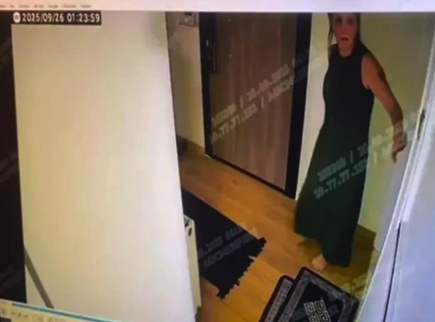 Asistan Çiğdem ile sadece kırgınlık vardı. Annem onu kısa süre önce kahvaltıya davet etmişti. Annem işle ilgili bir şey soracağı zaman ona sorardı. Çiğdem abla annesiyle yaşıyordu. Annem çok titiz bir insandı, her yerin düzenli ve temiz olmasını isterdi. Sürekli temizlik yapar, yerleri siler, toz alırdı. Temizlikte farklı markalara ait çeşitli deterjanlar kullanırdı, deterjanlara çok düşkündü, sürekli eve deterjan veya koku siparişi gelirdi, bizim evimizde yerler parkelidir, düzenli temizlendiği için bazen kaygan olabiliyor."