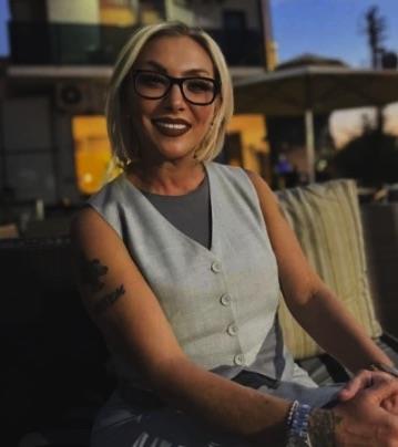 Arabeskin efsane sanatçısı 51 yaşındaki Güllü, Yalova Çınarcık'ta bulunan evinin balkonundan düşerek hayatını kaybetti. Yaşanan olayın tek şahidi Güllü'nün kızı Tuyan ve oğlu Tuğberk'in savcılıkta verdiği ifade ortaya çıktı. Kızı o anları tek tek anlattı, söyledikleri büyük ilgi topladı.