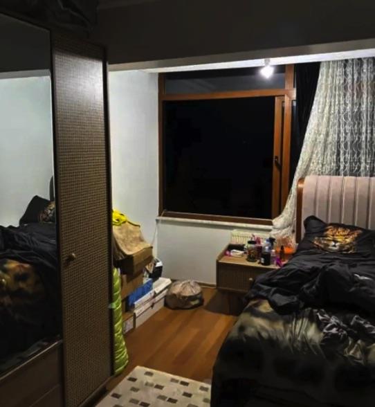 "HABERİ ABLAMDAN ALDIM"<p>    Olay günü İstanbul'da nişanlısıyla olan Güllü'nün oğlu Tuğberk Yağız Gülter ise şu ifadelere yer verdi:    "Gece saatinde beni ablam aradı, çığlık atarak 'Yağız koş annem düştü' dedi. Ben telefonu kapattım ilk manevi babamı aradım, 'beni al' dedim. Sonrasında alt katımızda oturan komşumuzu aradım, olayı sordum, annemin hayatta olup olmadığını sordum. Bana 'Buraya gelmen lazım oğlum' dedi, sonra tekrar sorduğumda 'Başın sağ olsun' oğlum dedi. Yola çıktım, saat 03.09'da Yalova Çınarcık'taydım. Ben bu saatleri net olarak söyleyebiliyorum çünkü telefonumda aile takip programı var. Ben evdeki kameraları online olarak izleyebiliyordum, hatta yoldayken karakol amiri beni aradı, ben görüntüleri kayıt alabildiğimi söyledim, sonrasında kamera kartlarını nereden almaları gerektiğini söyledim.