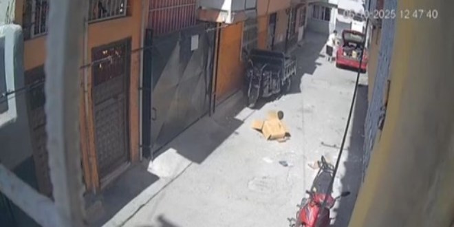 Sokakta üzerine karton örten çocuk ölümden döndü