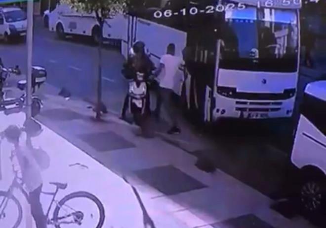Minibüsten inen sürücünün, doğrudan kuryenin üzerine yürüyerek tartışmaya başladığı, dövüp bıçak çektiği ve gencin motosikletiyle birlikte yere devrildiği anlar da görüntüde yer alıyor.
