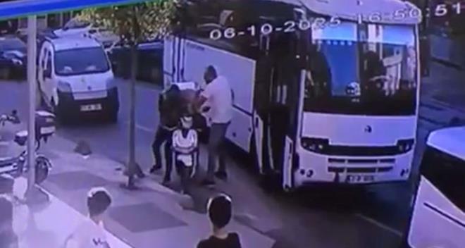 Kocaeli'nin Çayırova ilçesinde bir servis minibüsü şoförü, henüz bilinmeyen bir nedenle tartıştığı motokuryenin trafikte önünü kesti.