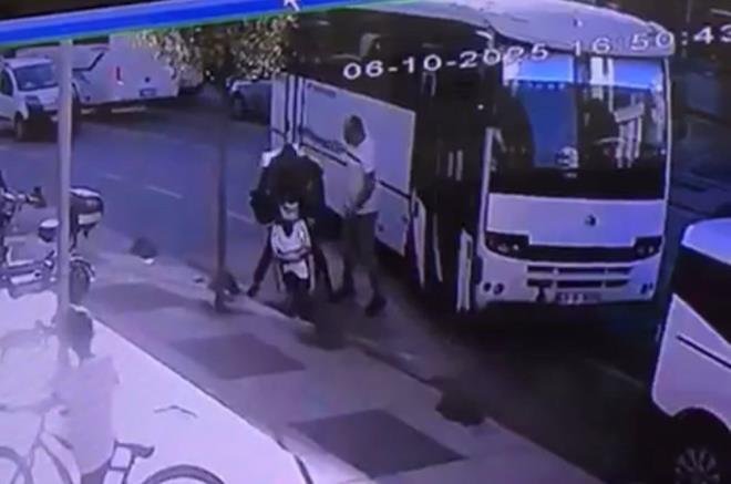 Araçtan inen servis şoförü, şiddet uyguladığı genci bıçakla da tehdit etti. Yaşananlar, güvenlik kamerasıyla kaydedildi.