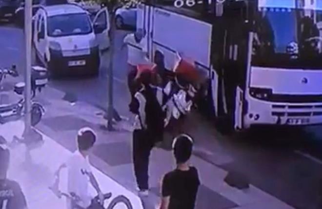 Görüntülerde, seyir halindeki bir servis minibüsünün aniden durarak motosikletli kuryenin yolunu kestiği görülüyor.