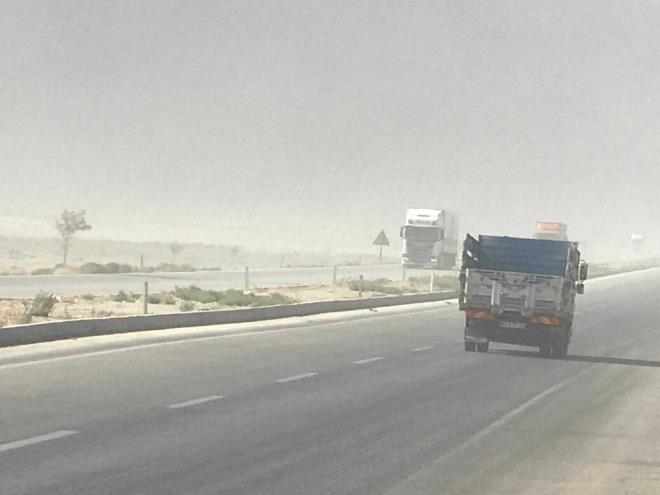 Konya'nın Ereğli ilçesinde sabah saatlerinde başlayan ve zaman zaman saatteki hızını 21 kilometreye kadar yükselten rüzgar nedeniyle kum fırtınası oluştu.