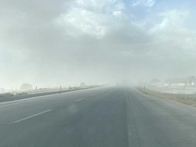 Bazı sürücülerde yakınlardaki dinlenme tesislerine girerek fırtınanın geçmesini bekledi.