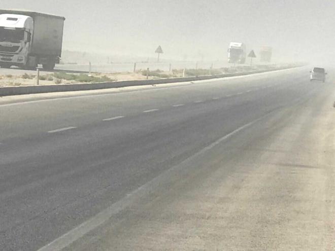 Etkili olan kum fırtınası nedeniyle sürücüler zor anlar yaşadı.