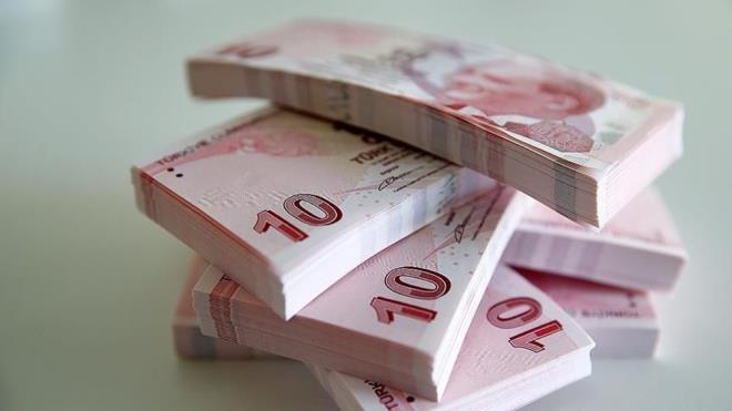"YILLIK KİRA GETİRİSİ 18 BİN LİRAYI AŞMAYAN BEYANNAME VERMEYECEK"<br>    Gelir İdaresi Başkanlığı "Ancak bu noktada ihmal edilmemesi gereken bir düzenleme ise Gelir Vergisi Kanununun 86'ncı maddesidir. Buna göre, beyan sınırı olan 18.000 TL?yi aşmayan mesken kira gelirleri için yıllık gelir vergisi beyannamesi verilmeyecektir. Gerçek gider usulünü seçenler beyan edilen gelirlerden; kiraya verilen meskene ilişkin aydınlatma, ısıtma, su ve asansör giderleri, idare giderleri, bakım ve idame giderleri gibi Kanunda sayılan giderler ile indirimler düşüldükten sonra kalan tutar üzerinden gelir vergisi ödeyecektir. Emekliler için istisna (47.000 TL) mevcut şartlarla korunacak, ancak emekli olsa dahi ticari, zirai veya mesleki kazanç elde edenler ya da diğer gelirleri 1.200.000 TL?yi aşanlar eskiden olduğu gibi bu istisnadan yararlanamayacaktır." ifadesi kullanıldı.