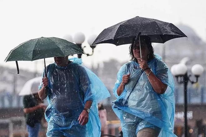 Meteoroloji Genel Müdürlüğü?nün son değerlendirmelerine göre, İstanbul genelinde akşam saatlerinden itibaren kuvvetli sağanak yağış bekleniyor. Yağışların gece saatlerinde Avrupa Yakası?nda yer yer etkisini artırarak gök gürültülü sağanağa dönüşeceği tahmin ediliyor.