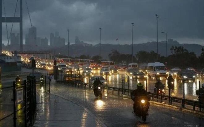Meteoroloji Genel Müdürlüğü, İstanbul için kuvvetli sağanak uyarısı yaptı. İstanbullular dikkat! Kentte akşam saatlerinden itibaren etkisini artırması beklenen yağışların yer yer gök gürültülü olacağı tahmin ediliyor.