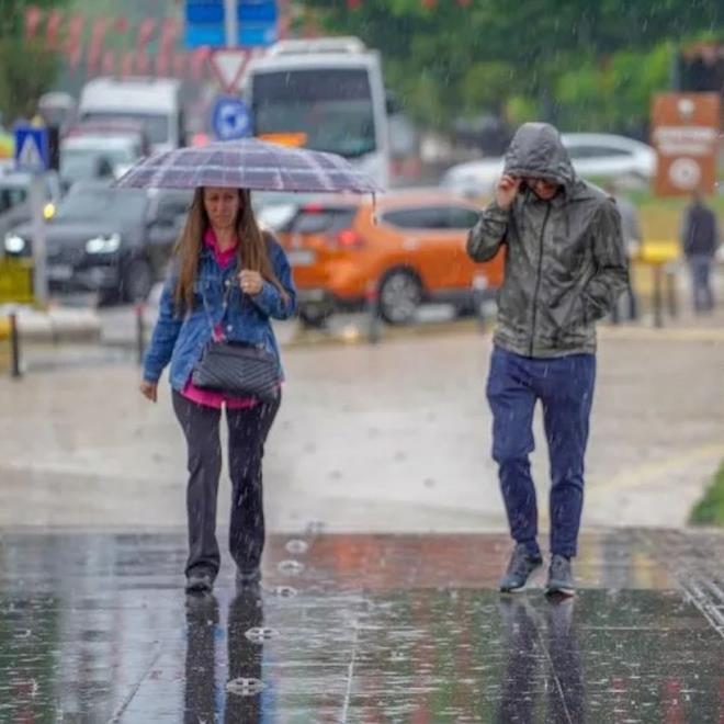 Uzmanlar, yağışların özellikle Edirne, Kırklareli?nin güneyi, Tekirdağ ve Çanakkale çevreleriyle birlikte İstanbul?da da zaman zaman kuvvetli olabileceğine dikkat çekti. Kentte sıcaklıkların 2 ila 3 derece artacağı, rüzgarın ise güney yönlerden orta kuvvette eseceği bildirildi.
