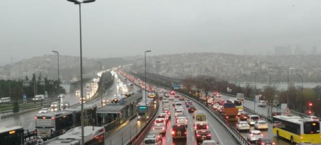 AKOM'un paylaştığı haftalık hava tahmin raporunda, "İstanbul'da hafta boyunca havada parçalı, yer yer çok bulutlu bir gökyüzünün hakim olacağı, aralıklarla yerel yağmur geçişlerinin yaşanacağı öngörülürken sıcaklıkların 19-22 derece aralığında bahar değerlerinde seyredeceği tahmin ediliyor" denildi.