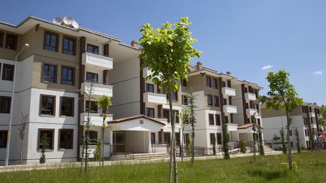 KONTENJANLAR BELİRLENDİ<p>    Başvuru yapanların eşi, çocuğu ve kendisinin üzerinde ev olmayacak. Gençlere çok büyük bir kontenjanlar ayırdık.  <br>  Şehit aileleri, terör, harp ve vazife malulleri ve gazi: Yüzde 5  <br>  Engelli vatandaşlarımız: Yüzde 5  <br>  Emekli vatandaşlarımız: yüzde 20  <br>  3 ve daha fazla çocuklu aileler: Yüzde 10  <br>  Gençlere: Yüzde 20 kontenjan ayırdık.