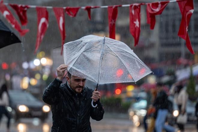 Meteoroloji Editörü Dilek Çalışkan, bugün İstanbulluları uyardı.    Bugün şiddetli yağışların olacağını dile getiren Çalışkan, "Ülkenin her yerinde lodos var. Sıcaklıklar 30 dereceye yakın olacak. Lodos şiddetli esecek. İzmir'den Kastamonu'na uzanan kolda şiddetli lodos etkili olacak. İstanbul'da da şiddetli lodos var." dedi.