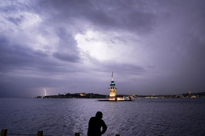 Meteoroloji Genel Müdürlüğü (MGM), yeni haftanın hava durumu raporlarını yayınladı.  <p>  İstanbul dahil Marmara'da yoğun yağış ve fırtına etkili olacak.