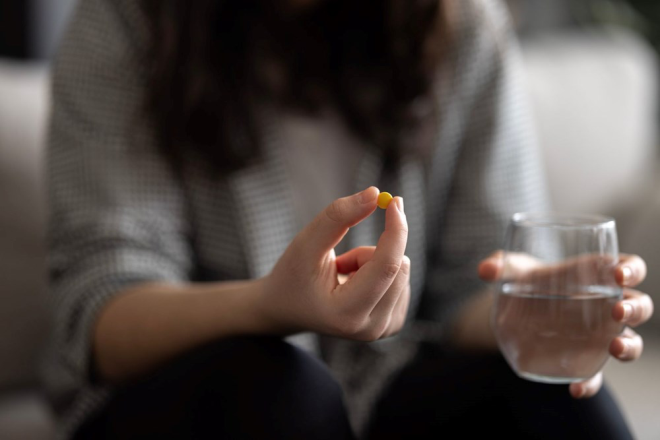 <p>İlk olarak, paroksetin (İngiltere'de Seroxat, ABD'de Paxil) en güçlü SSRI olarak öne çıkıyor. Cowely, "Paroksetin'i bıraktığınızda mide bulantısı yaşayabilirsiniz çünkü ilacın etkisi hızla azalıyor, bu da vücutta ani fiziksel değişimlere yol açabiliyor" dedi.</p>  <p>Yarı ömür, bir ilacın etkin maddesinin vücutta yarıya inmesi için geçen süreyi ifade ediyor ve bu süre yaş, metabolizma, karaciğer/ böbrek fonksiyonu gibi faktörlerle değişebiliyor.</p>  <p>Cowely, genellikle paroksetini bırakmak için fluoksetin gibi bir ilaca geçilmesi gerektiğini ekledi. Paroksetinin diğer yoksunluk belirtileri arasında baş dönmesi, karıncalanma ve uyuşma gibi hisler yer alıyor.<br><br></p>
