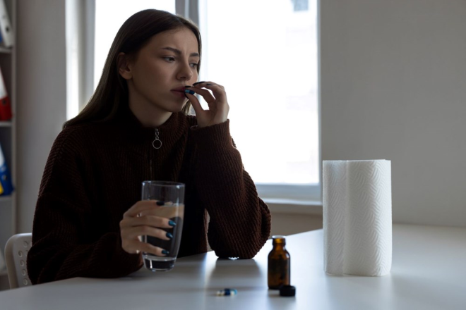 <p>Antidepresanlar, depresyonun yanı sıra anksiyete, obsesif kompulsif bozukluk ve travma sonrası stres bozukluğu gibi diğer ruh sağlığı sorunlarının tedavisinde de kullanılıyor.</p>  <p>ABD'li eczacı Phil Cowely, sosyal medya hesabından yaptığı paylaşımda, özellikle üç antidepresanın yoksunluk semptomları açısından riskli olduğunu vurguladı.</p>  <p>Cowely'ye göre bu belirtiler arasında mide bulantısı ve "beyin çarpıntıları" bulunuyor. Kullanıcılar bunu başlarında rastgele elektrik çarpması veya kasılma hissi olarak tanımlıyor.</p>