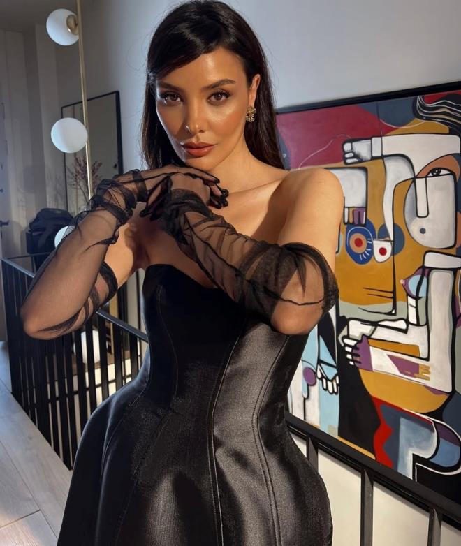 Hazal Filiz Küçükköse de Dilan Çiçek Deniz'e destek verirken; Melis Sezen "Oyunculuk kesinlikle kutsal. Yaptığımız her şey, varlığımız kutsal" dedi.