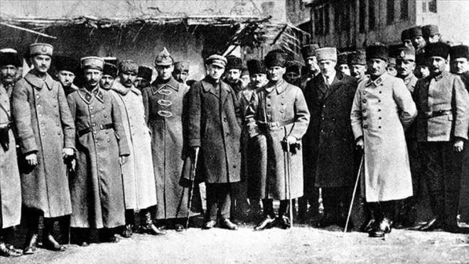 Takvimler 29 Ekim 1923'ü gösterirken, Gazi Mustafa Kemal Atatürk önderliğinde Türkiye, Cumhuriyet'in ilanı ile inkılapların peşi sıra geleceği tarihi bir döneme başladı.<p>    Türkiye Cumhuriyeti'nin kurucusu Büyük Önder Gazi Mustafa Kemal Atatürk'ün en büyük inkılabı olan Cumhuriyet, bundan 102 yıl önce ilan edildiği dönemde kamuoyunda coşkuyla karşılandı.